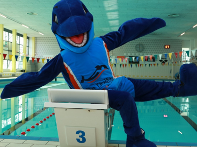 Mascotte Dolfi bij het zwembad
